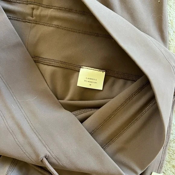 Vuori Women’s Huckleberry Purple Daily Legging Medium - Picture 5 of 5